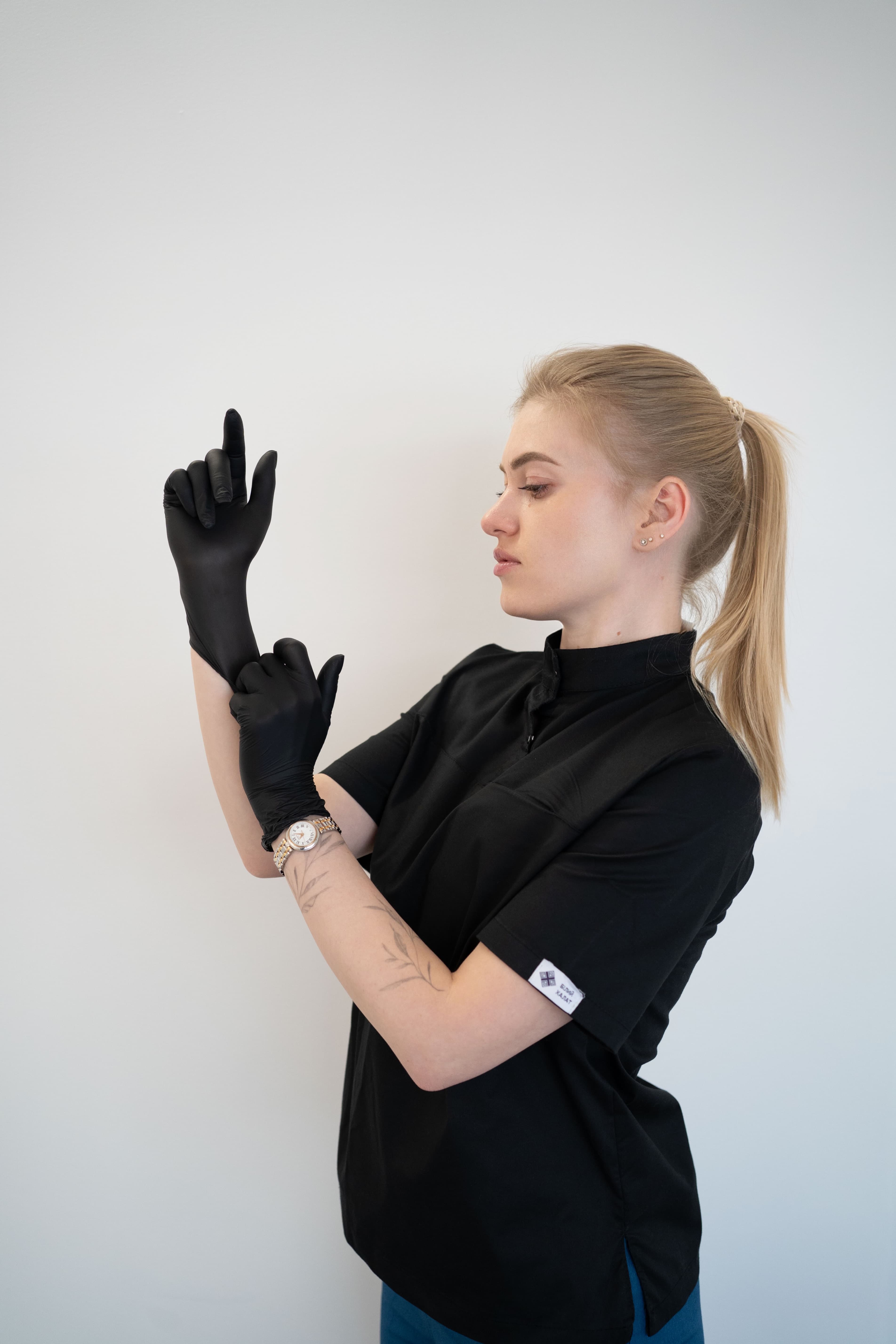 Kosmetikerin Valeriia bei der professionellen Vorbereitung einer Behandlung
