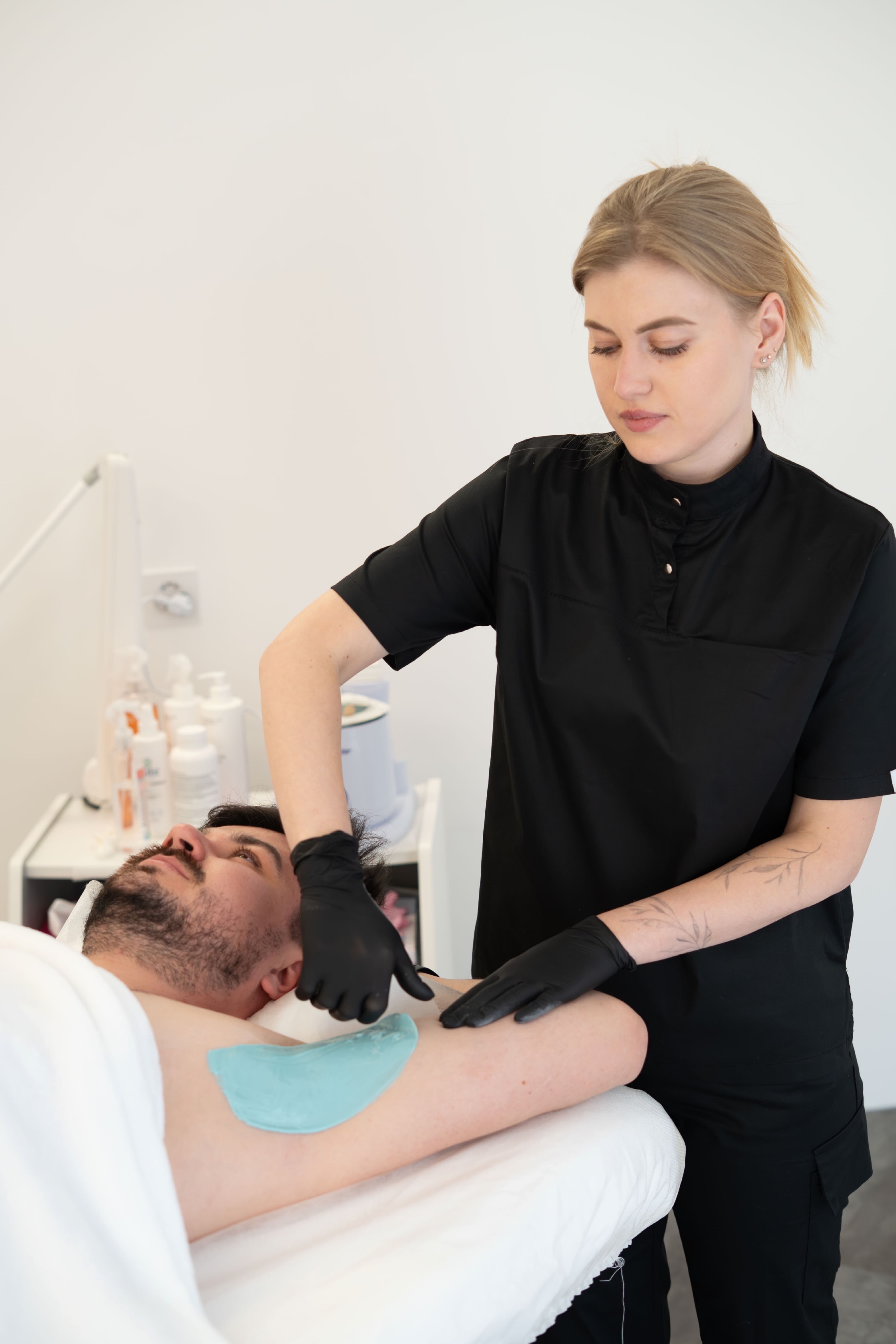 Waxing Behandlung für Männer bei Kosmetikerin Valeriia in Zürich